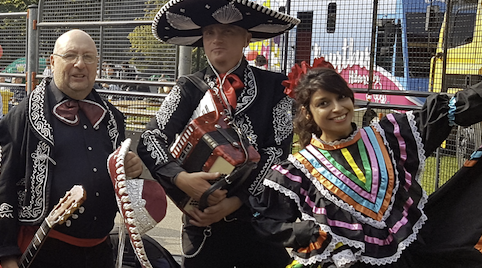 Mexicaanse Dj en danseressen